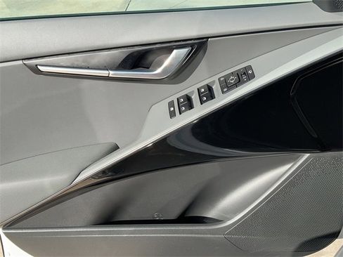 Certified 2025 Kia Niro EX Touring image 10