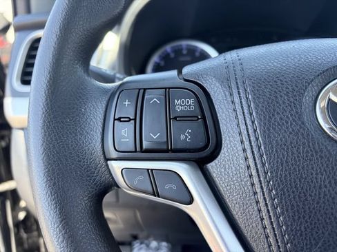 Used 2019 Toyota Highlander LE FWD image 22