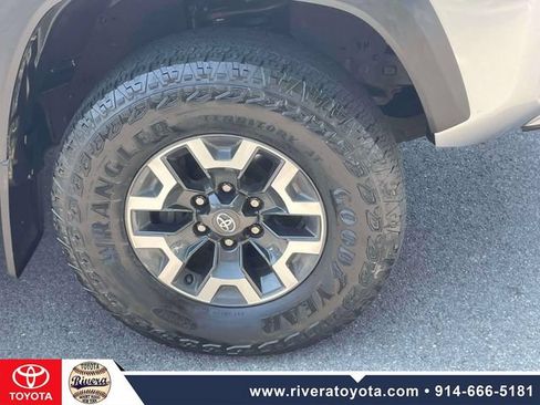 Used 2022 Toyota Tacoma TRD Off-Road w/ Technology Package AWD/4WD image 9