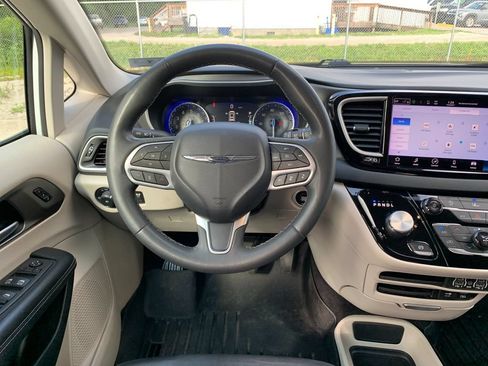 Used 2022 Chrysler Pacifica Touring-L FWD image 17