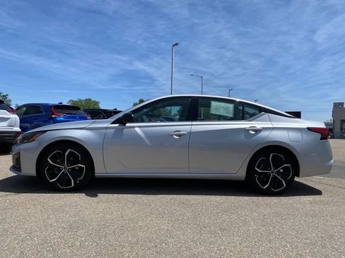 Used 2024 Nissan Altima 2.5 SR FWD image 2