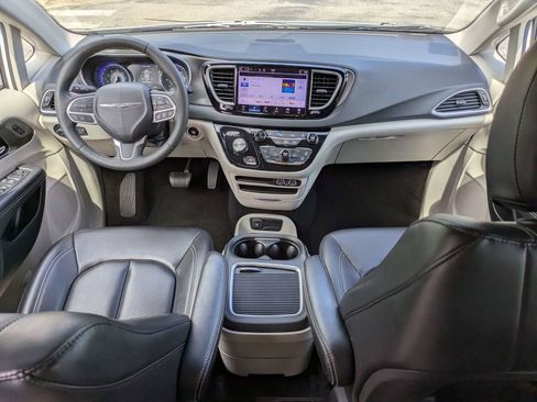 Used 2023 Chrysler Pacifica Touring-L FWD image 18