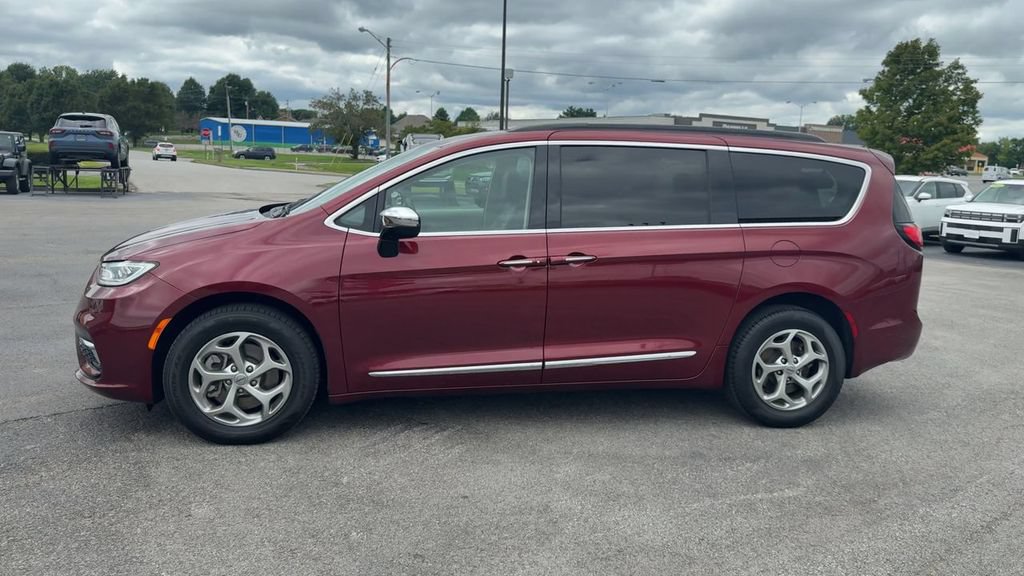 Used 2023 Chrysler Pacifica Limited AWD/4WD image 3