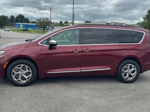 Used 2023 Chrysler Pacifica Limited AWD/4WD image 3
