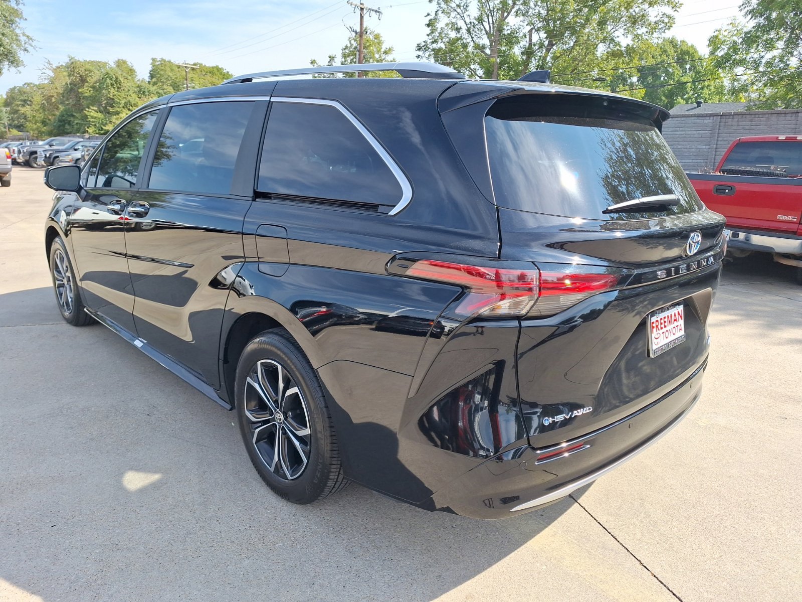 Used 2025 Toyota Sienna Platinum AWD/4WD image 4
