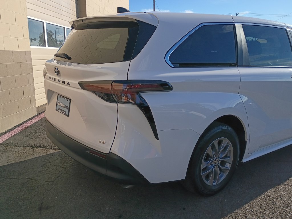 Used 2025 Toyota Sienna LE FWD image 5