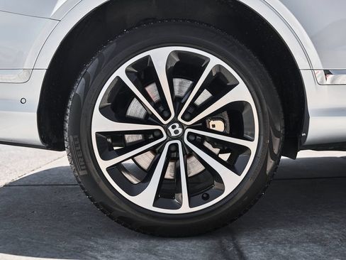 Used 2021 Bentley Bentayga AWD/4WD image 19