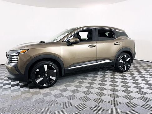 Certified 2025 Nissan Kicks SR image 3