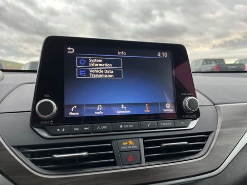 Used 2024 Nissan Altima 2.5 SV FWD image 41