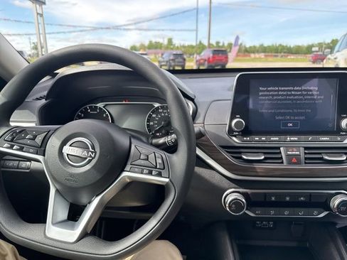 Used 2025 Nissan Altima 2.5 SV FWD image 17
