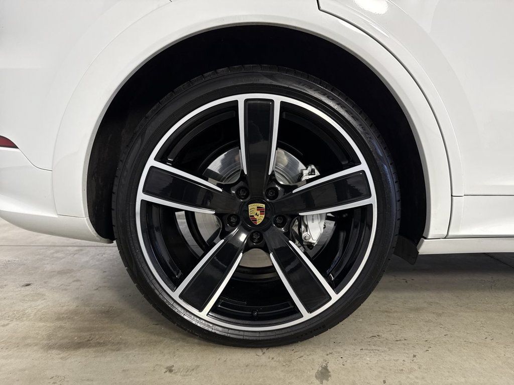 Certified 2023 Porsche Cayenne Turbo w/ Assistance Package AWD/4WD image 16