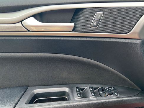 Used 2019 Ford Fusion SE FWD image 5