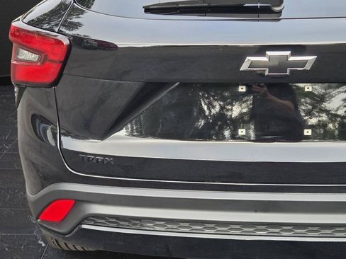 Used 2025 Chevrolet Trax RS FWD image 32