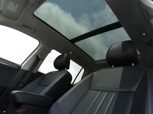 Used 2022 Volkswagen Tiguan SE AWD/4WD image 13