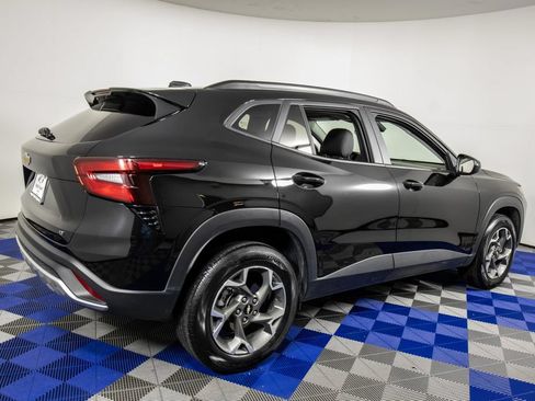 Used 2025 Chevrolet Trax LT FWD image 5