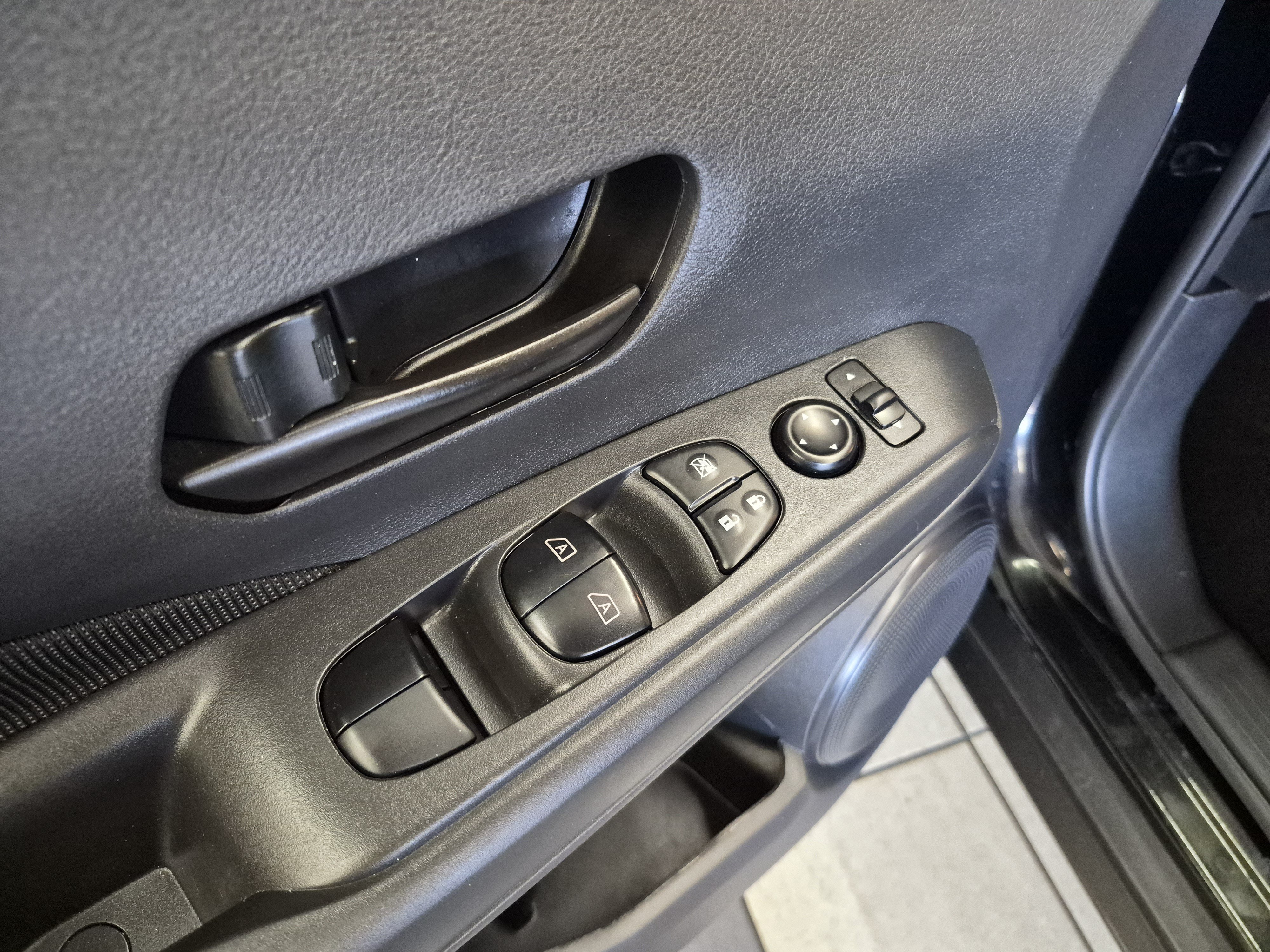 Used 2025 Nissan Kicks Play S FWD image 9