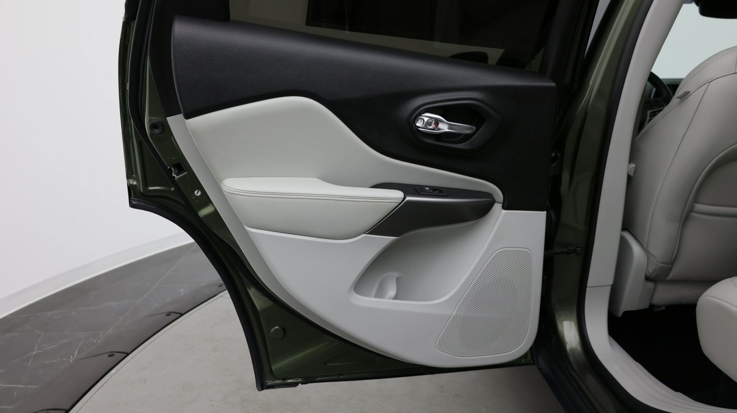 Used 2021 Jeep Cherokee Limited FWD image 27
