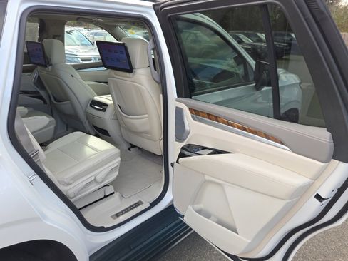 Used 2025 Cadillac Escalade Sport Platinum image 17