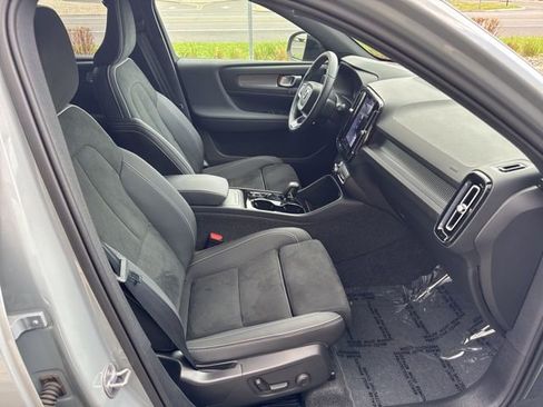 Certified 2025 Volvo XC40 B5 Plus AWD/4WD image 15