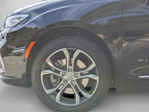 New 2026 Chrysler Pacifica Pinnacle image 10