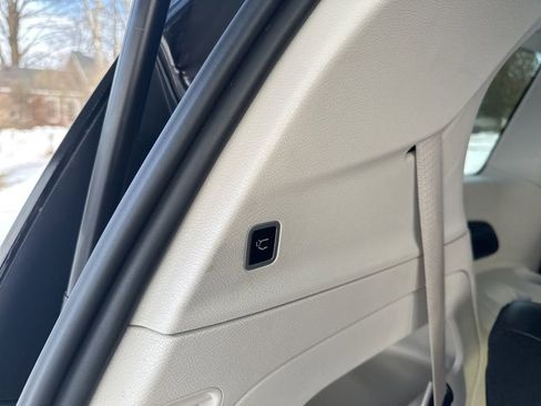 Used 2024 Chrysler Pacifica Touring-L FWD image 34