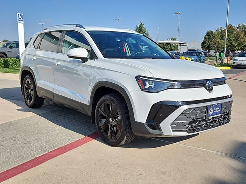 Certified 2025 Volkswagen Taos SE image 4