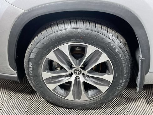 Used 2022 Toyota Highlander XLE AWD/4WD image 28