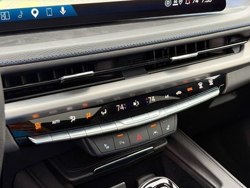Used 2025 Cadillac XT4 Sport w/ Technology Package FWD image 16