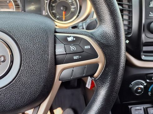 Used 2016 Jeep Cherokee Sport FWD image 15