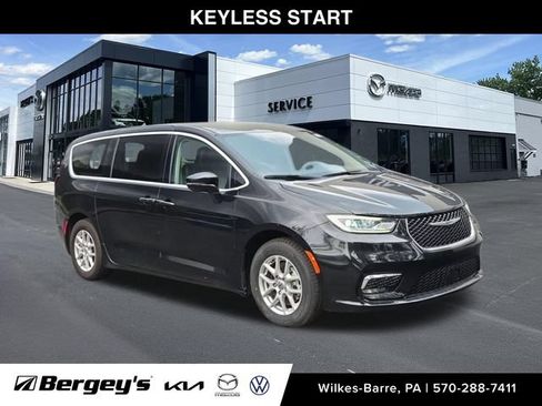 Used 2024 Chrysler Pacifica Touring-L FWD image 5
