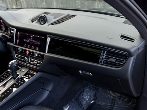 Certified 2025 Porsche Macan image 51