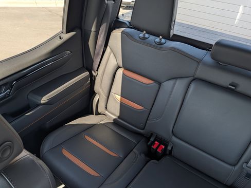 Used 2022 GMC Sierra 1500 AT4 w/ Technology Package AWD/4WD image 11