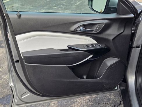 Certified 2025 Chevrolet Trax LT w/ LT Convenience Package image 18