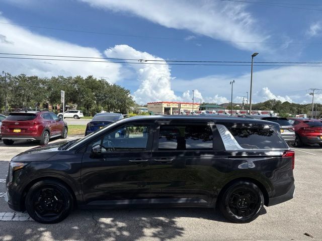 Used 2025 Kia Carnival FWD image 4