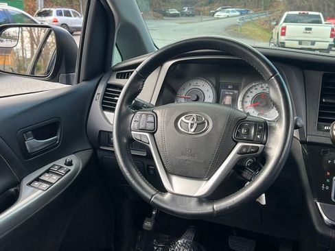Used 2018 Toyota Sienna SE image 16