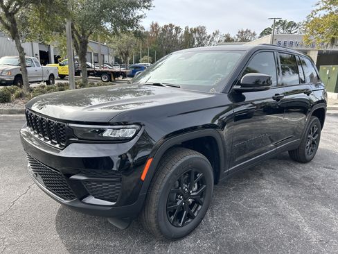 New 2025 Jeep Grand Cherokee Altitude image 3