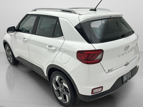 Used 2025 Hyundai Venue SEL FWD image 6