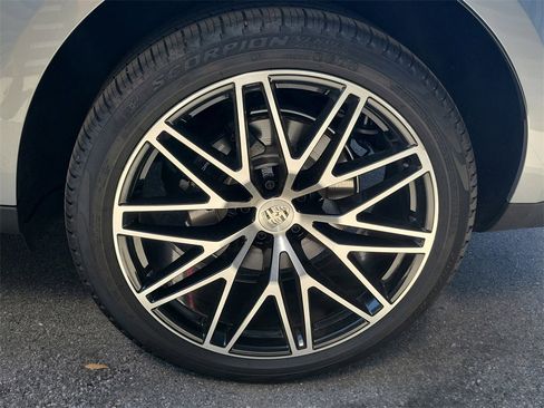 Used 2025 Porsche Macan image 13