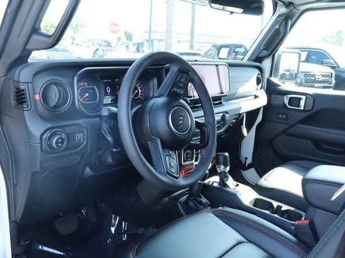 Used 2025 Jeep Gladiator Rubicon w/ Convenience Group AWD/4WD image 17