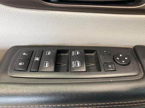 Used 2018 Chrysler Pacifica Touring-L w/ Advanced Safetytec Group image 12