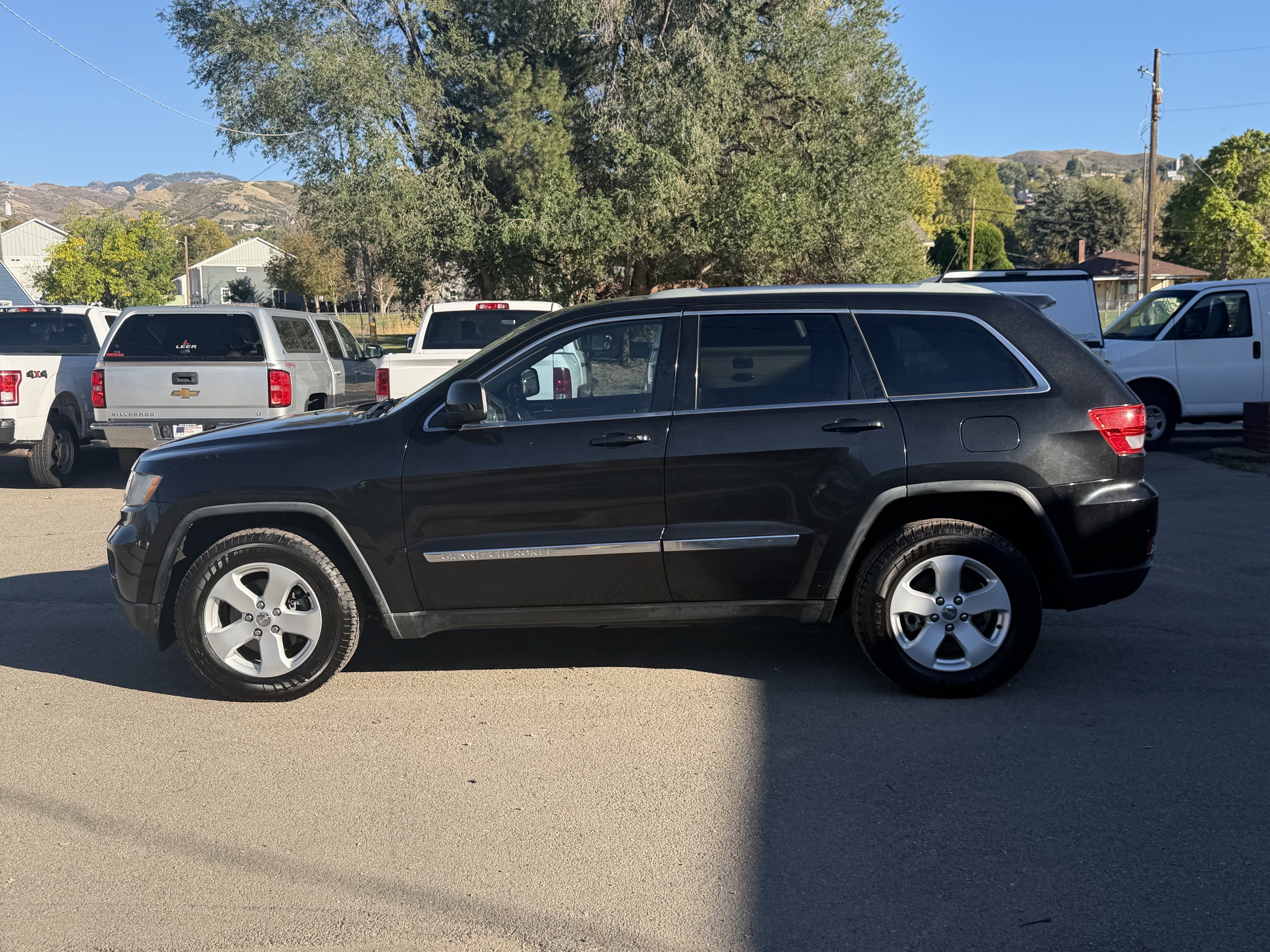 Used 2012 Jeep Grand Cherokee Laredo AWD/4WD image 3