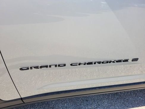 New 2025 Jeep Grand Cherokee Altitude image 3
