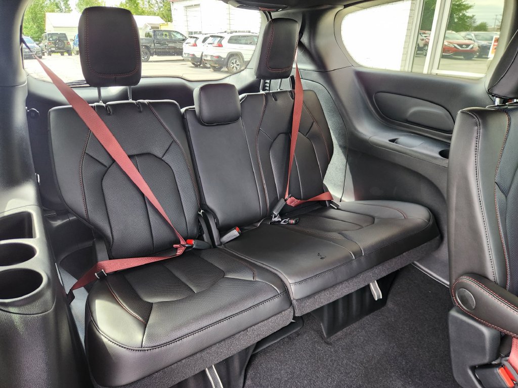 New 2027 Chrysler Pacifica Select FWD image 13