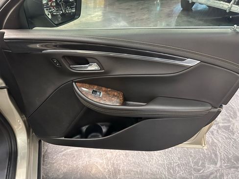 Used 2015 Chevrolet Impala LT w/ Convenience Package image 12