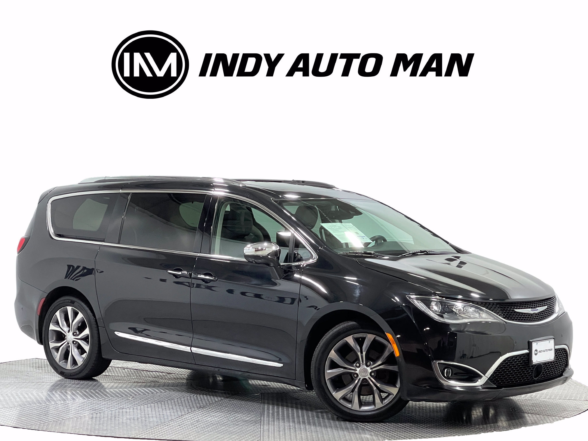 Used 2018 Chrysler Pacifica Limited w/ Tire & Wheel Group FWD image 2