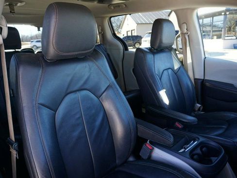 Used 2017 Chrysler Pacifica Touring-L w/ Tire & Wheel Group image 29