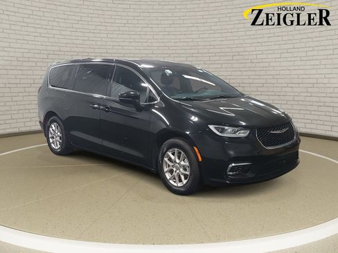 Used 2025 Chrysler Pacifica Select image 3