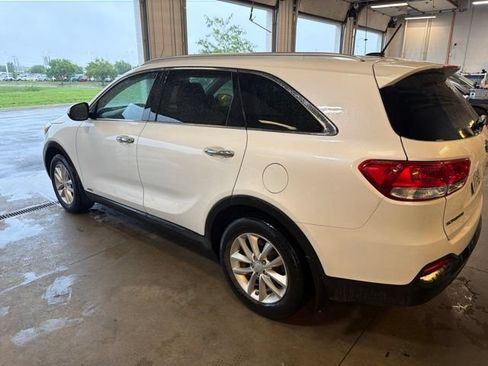 Used 2017 Kia Sorento AWD image 2