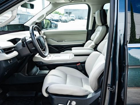 Used 2025 Lincoln Navigator Reserve AWD/4WD image 23