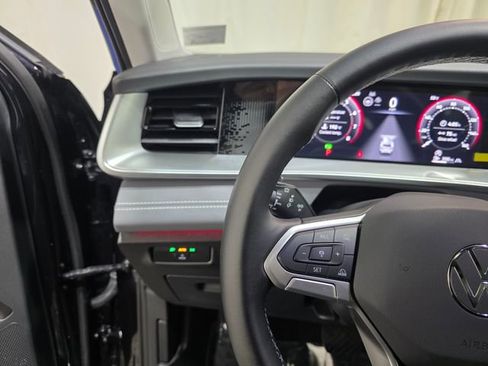 Certified 2025 Volkswagen Tiguan SE w/ Panoramic Sunroof Package image 16